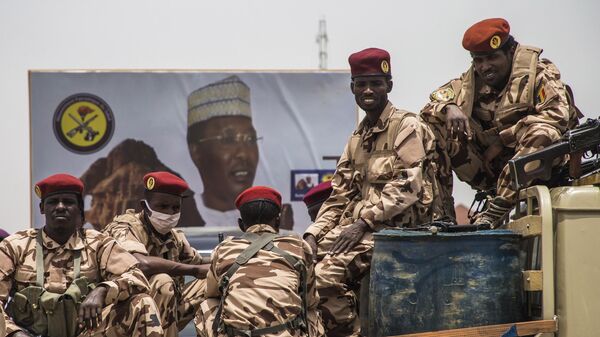 Soldados chadianos sentam-se na traseira de um caminhão do exército durante o funeral de estado em N'Djamena, Chade, sexta-feira, 23 de abril de 2021, após o presidente do Chade, Idriss Deby, morreu em decorrência de ferimentos sofridos em confrontos com rebeldes no norte do país - Sputnik Brasil