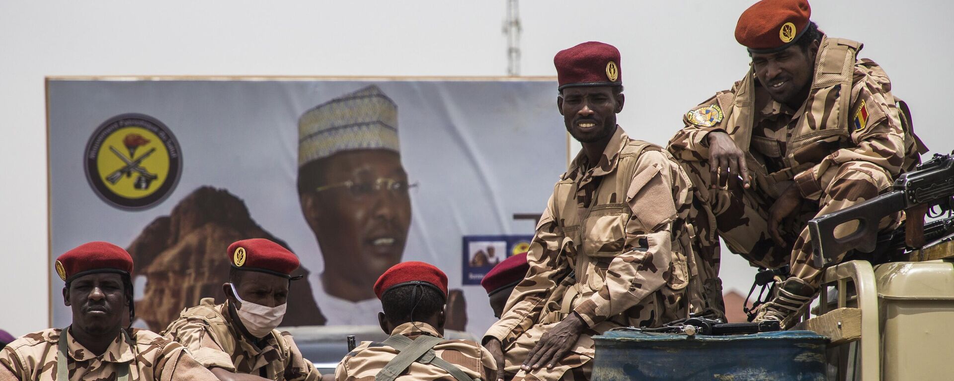 Soldados chadianos sentam-se na traseira de um caminhão do exército durante o funeral de estado em N'Djamena, Chade, sexta-feira, 23 de abril de 2021, após o presidente do Chade, Idriss Deby, morreu em decorrência de ferimentos sofridos em confrontos com rebeldes no norte do país - Sputnik Brasil, 1920, 23.11.2024
