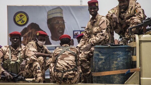 Soldados chadianos sentam-se na traseira de um caminhão do exército durante o funeral de estado em N'Djamena, Chade, sexta-feira, 23 de abril de 2021, após o presidente do Chade, Idriss Deby, morreu em decorrência de ferimentos sofridos em confrontos com rebeldes no norte do país - Sputnik Brasil