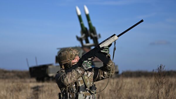 Um militar do agrupamento de tropas Tsentr (Centro) junto de um sistema de defesa aérea BUK-M2 na direção de Krasnoarmeysk, na zona da operação militar especial. - Sputnik Brasil