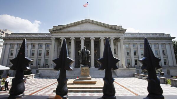 Em destaque, a estátua do ex-secretário do Tesouro dos EUA Albert Gallatin, em frente à fachada do edifício do Tesouro, em Washington, D.C. - Sputnik Brasil