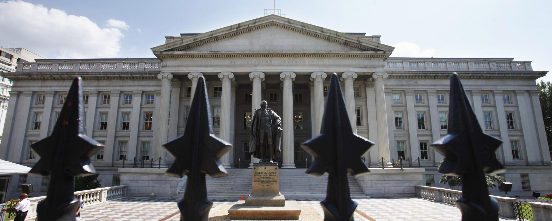 Em destaque, a estátua do ex-secretário do Tesouro dos EUA Albert Gallatin, em frente à fachada do edifício do Tesouro, em Washington, D.C. - Sputnik Brasil, 1920, 11.01.2025