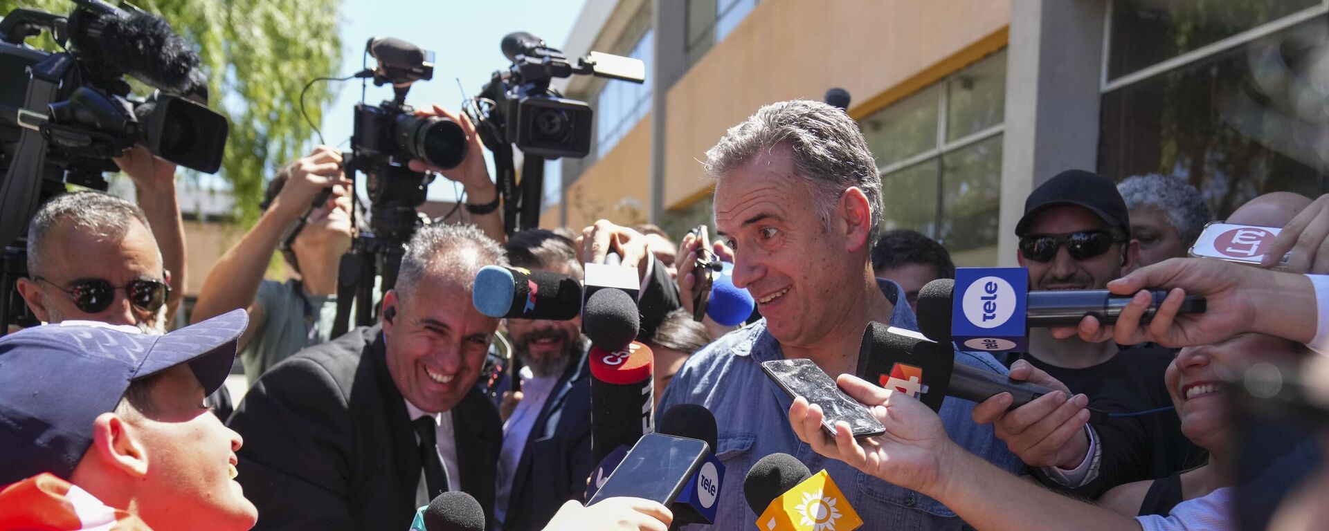 Yamandú Orsi, candidato presidencial pela Frente Ampla, conversa com um menino após votar no segundo turno das eleições presidenciais em Canelones. Uruguai, 24 de novembro de 2024 - Sputnik Brasil, 1920, 26.11.2024