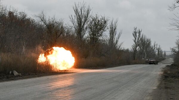 Detonação de munição durante desminagem de estrada no distrito de Pokrovsky, na República Popular de Donetsk - Sputnik Brasil