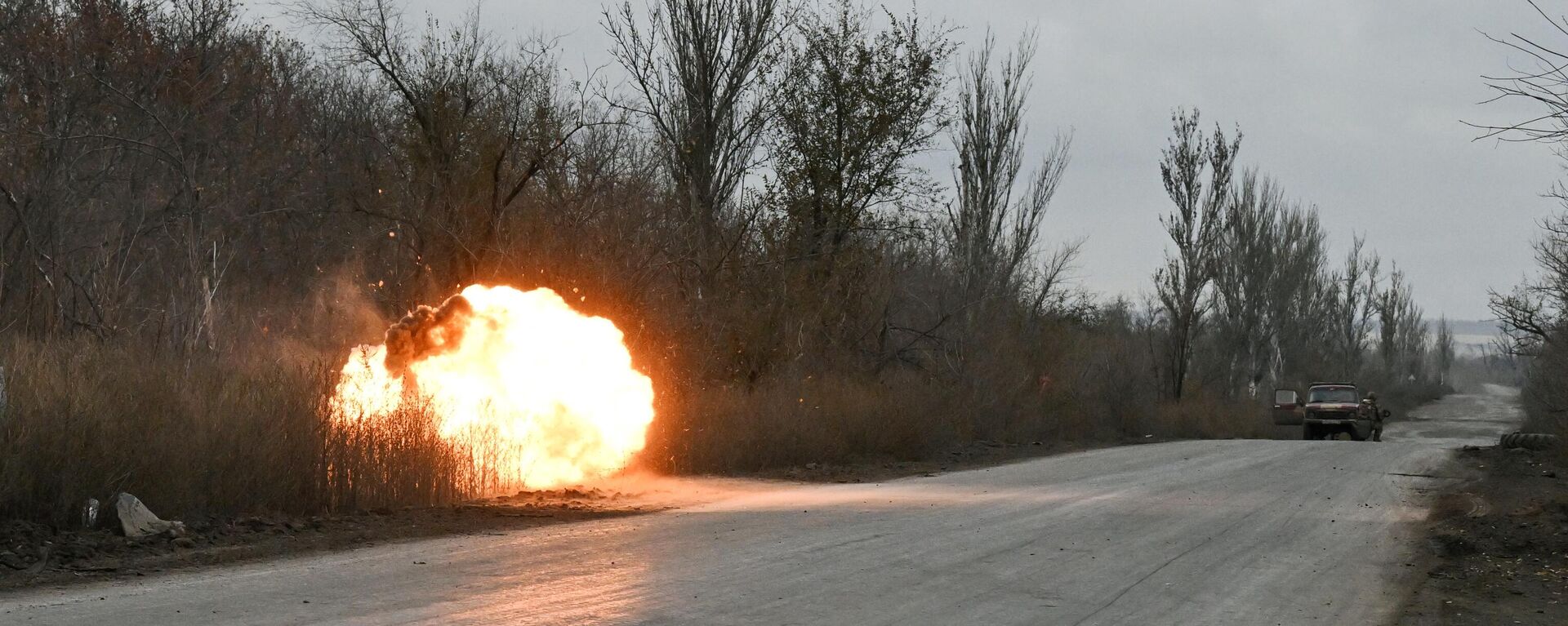 Detonação de munição durante desminagem de estrada no distrito de Pokrovsk, na República Popular de Donetsk (RPD) - Sputnik Brasil, 1920, 26.11.2024