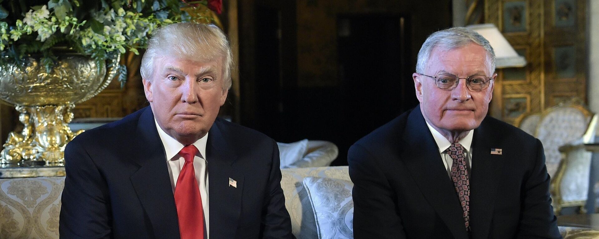 O então presidente dos EUA, Donald Trump, posa para foto com o tenente-general aposentado do Exército Keith Kellogg, em Mar-a-Lago, propriedade de Trump em Palm Beach, na Flórida, em 20 de fevereiro de 2017 - Sputnik Brasil, 1920, 08.01.2025