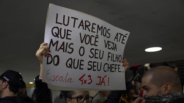 Manifestantes defendem o fim da jornada 6x1 durante ato em Brasília (DF) em 15 de novembro de 2024 - Sputnik Brasil