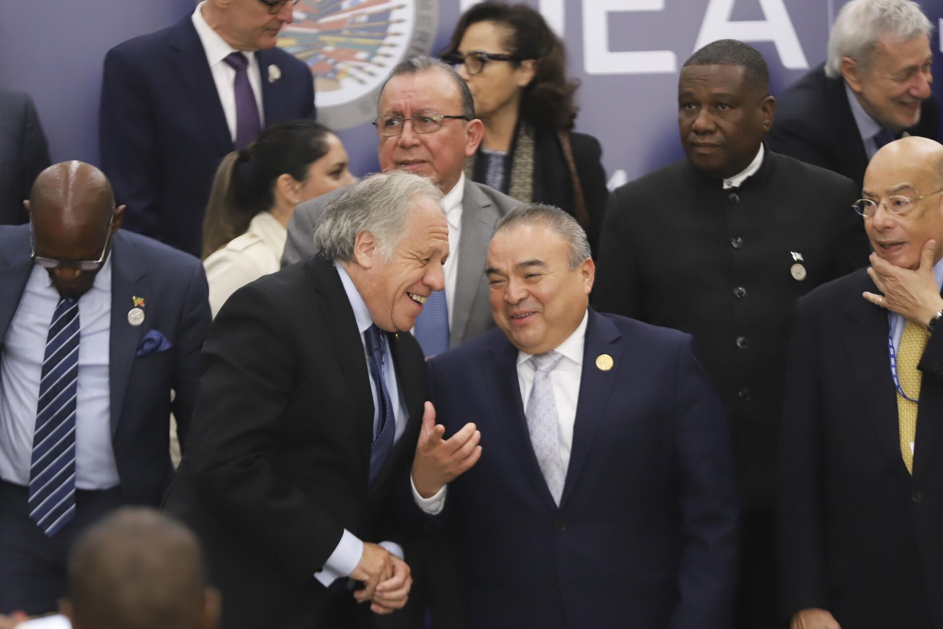 O secretário-geral da Organização dos Estados Americanos (OEA), Luis Almagro, à esquerda, conversa com o secretário-geral adjunto, Nestor Mendez, durante a 54ª Assembleia Geral da OEA em Luque, Paraguai, quinta-feira, 27 de junho de 2024