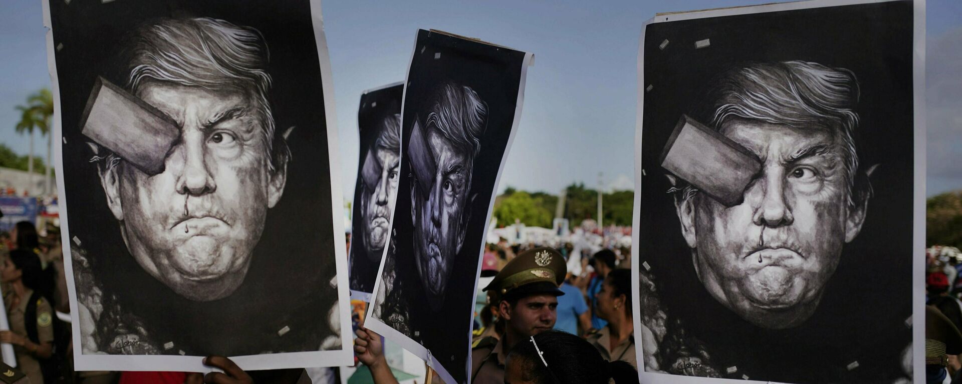 Soldados cubanos carregam representações do presidente Donald Trump durante o desfile anual do Primeiro de Maio realizado na Praça da Revolução em Havana, Cuba (foto de arquivo) - Sputnik Brasil, 1920, 28.11.2024