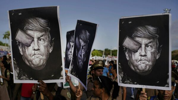 Soldados cubanos carregam representações do presidente Donald Trump durante o desfile anual do Primeiro de Maio realizado na Praça da Revolução em Havana, Cuba (foto de arquivo) - Sputnik Brasil