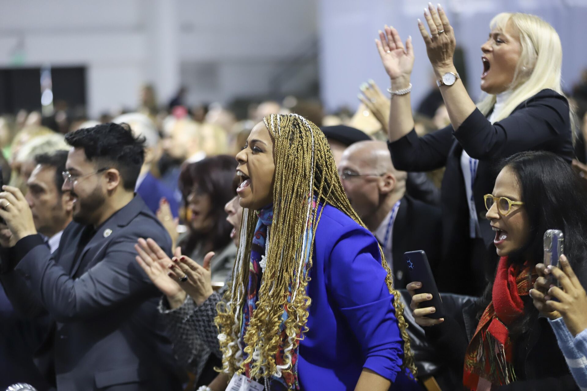 Público reage durante reunião da sociedade civil às margens da 54ª Assembleia Geral da Organização dos Estados Americanos (OEA) em Luque, Paraguai, na quarta-feira, 26 de junho de 2024