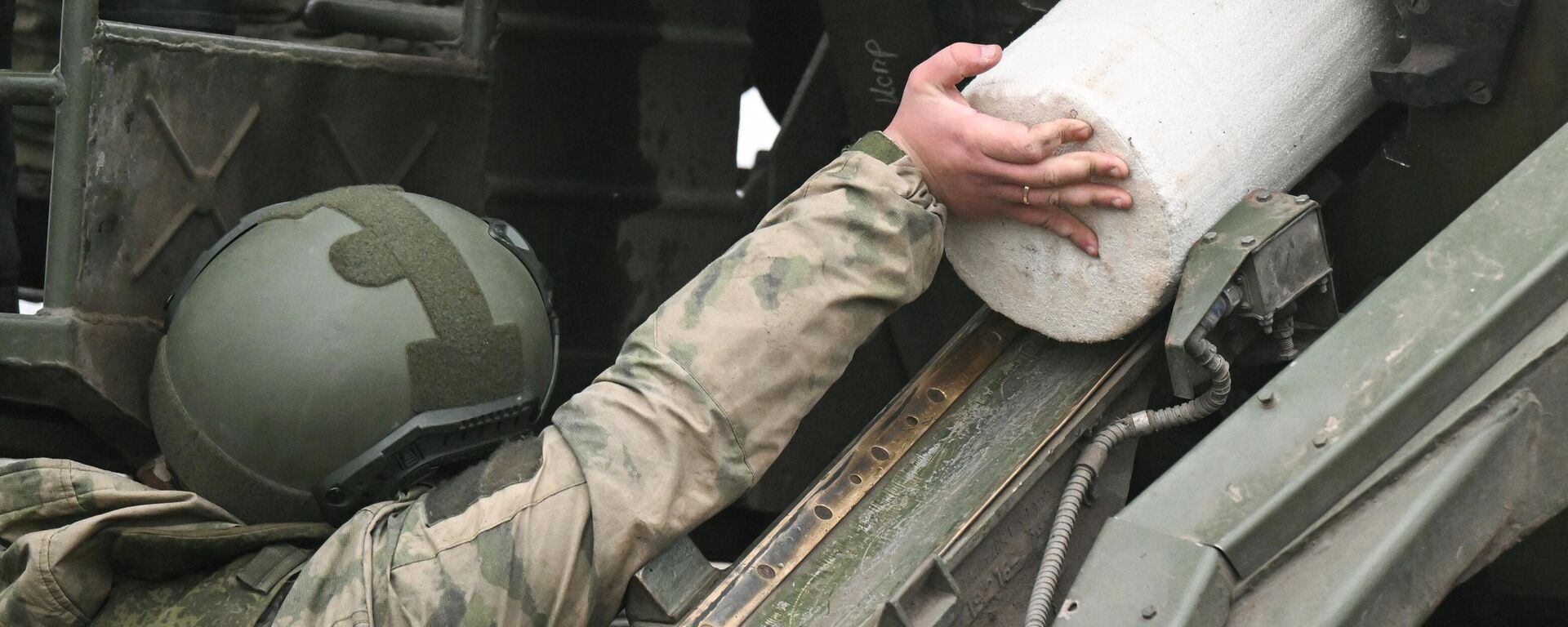 Militar russo opera unidade de artilharia autopropulsada 2S7M Malka, durante a operação militar especial, em 26 de novembro de 2024  - Sputnik Brasil, 1920, 24.04.2025