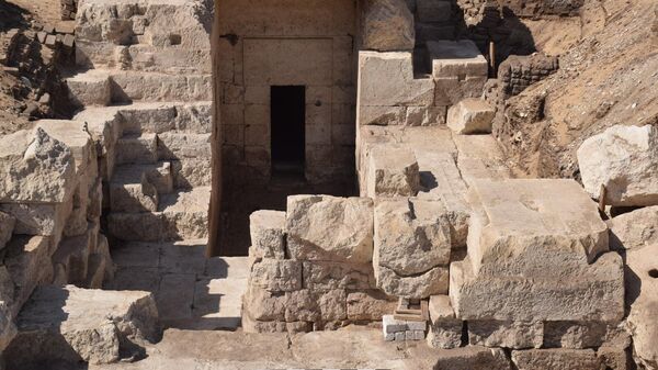 Pilão ou grande pórtico do templo ptolomaico descoberto em Athribis, Egito - Sputnik Brasil