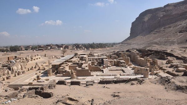 Vista do templo ptolomaico descoberto na antiga cidade de Athribis, Egito - Sputnik Brasil