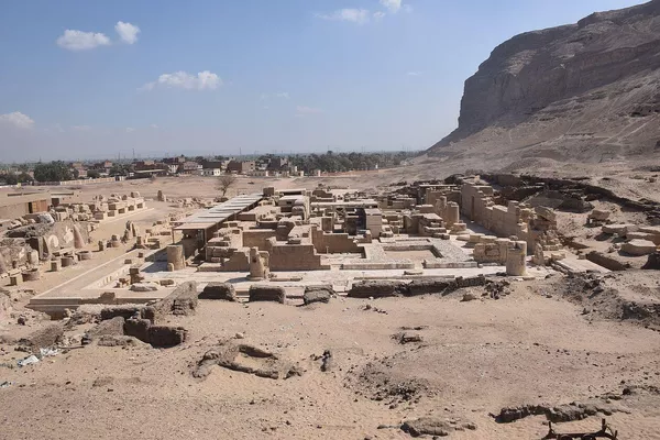 Vista do templo ptolomaico descoberto na antiga cidade de Athribis, Egito - Sputnik Brasil