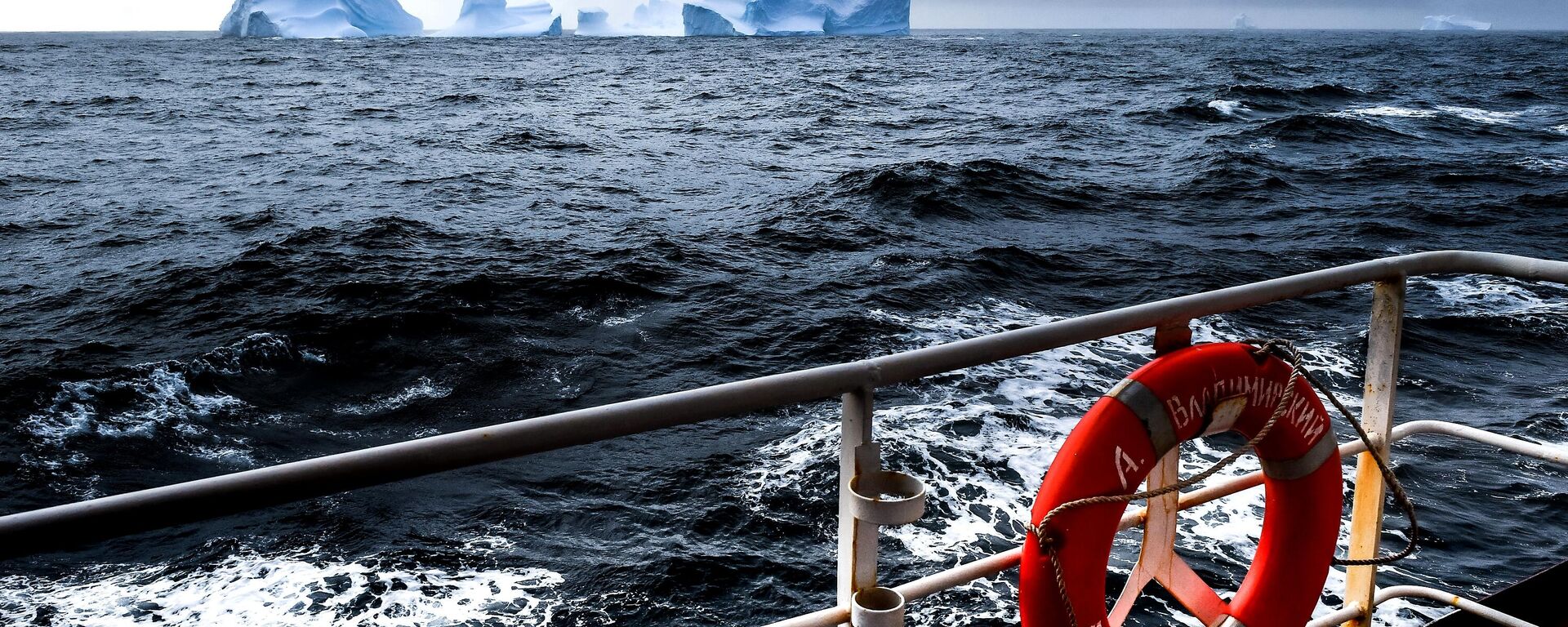 Icebergs são vistos não muito longe da Ilha Alexandre I do convés do navio de pesquisa oceanográfica russo Almirante Vladimirsky durante uma expedição às costas da Antártida - Sputnik Brasil, 1920, 01.12.2024