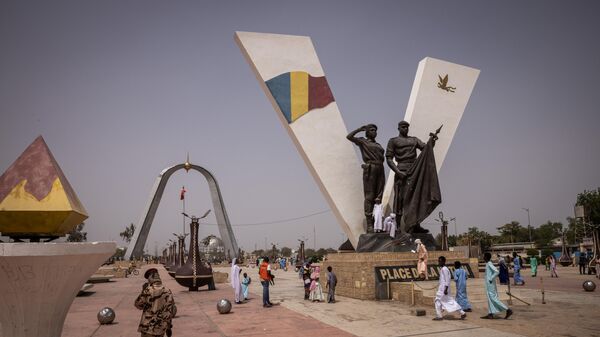 Jovens, vestidos para o Eid al-Fit se reúnem, brincam e comem na Praça da Nação de N'Djamena em 10 de abril de 2024, Chade - Sputnik Brasil