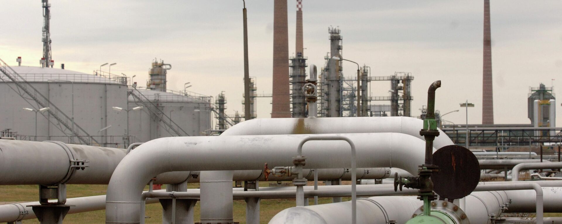 Estação de bombeamento no final do oleoduto Druzhba, na refinaria PCK, em Schwedt. Alemanha, 10 de janeiro de 2007 - Sputnik Brasil, 1920, 26.08.2025