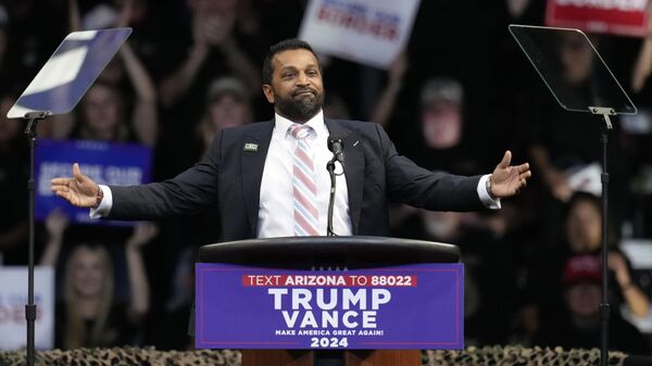 Kash Patel fala em um comício de campanha de Trump na Findlay Toyota Arena em Prescott Valley, Arizona, em 13 de outubro de 2024 - Sputnik Brasil