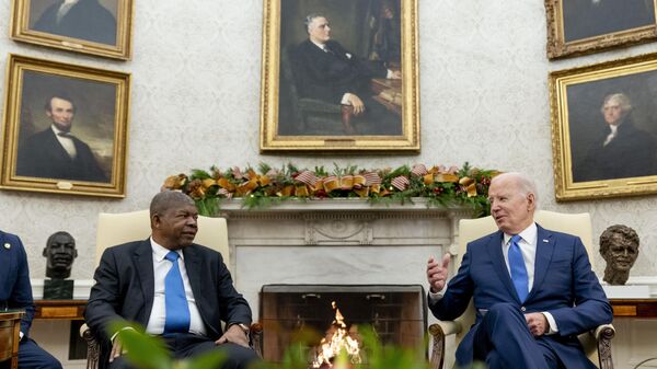 O presidente norte-americano Joe Biden se encontra com o presidente de Angola, João Manuel Gonçalves Lourenço, no Salão Oval da Casa Branca, Washington, 30 de novembro de 2023 - Sputnik Brasil