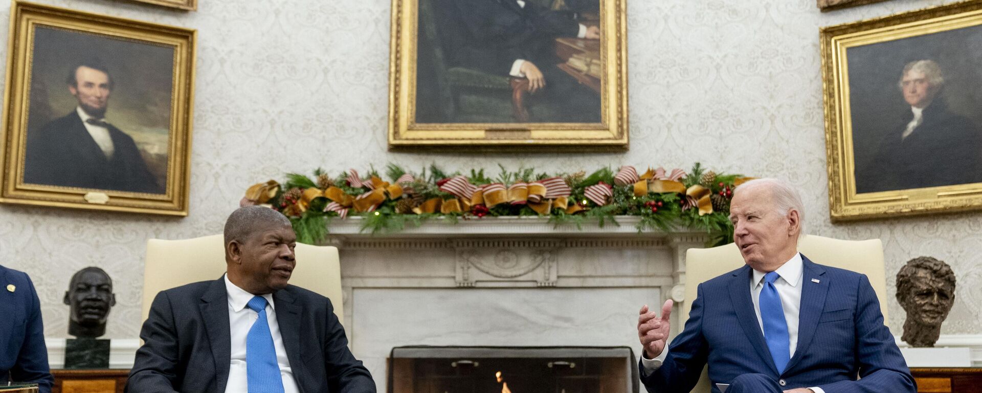 O presidente norte-americano Joe Biden se encontra com o presidente de Angola, João Manuel Gonçalves Lourenço, no Salão Oval da Casa Branca, Washington, 30 de novembro de 2023 O presidente norte-americano Joe Biden se encontra com o presidente de Angola, João Manuel Gonçalves Lourenço, no Salão Oval da Casa Branca, Washington, 30 de novembro de 2023 - Sputnik Brasil, 1920, 02.12.2024