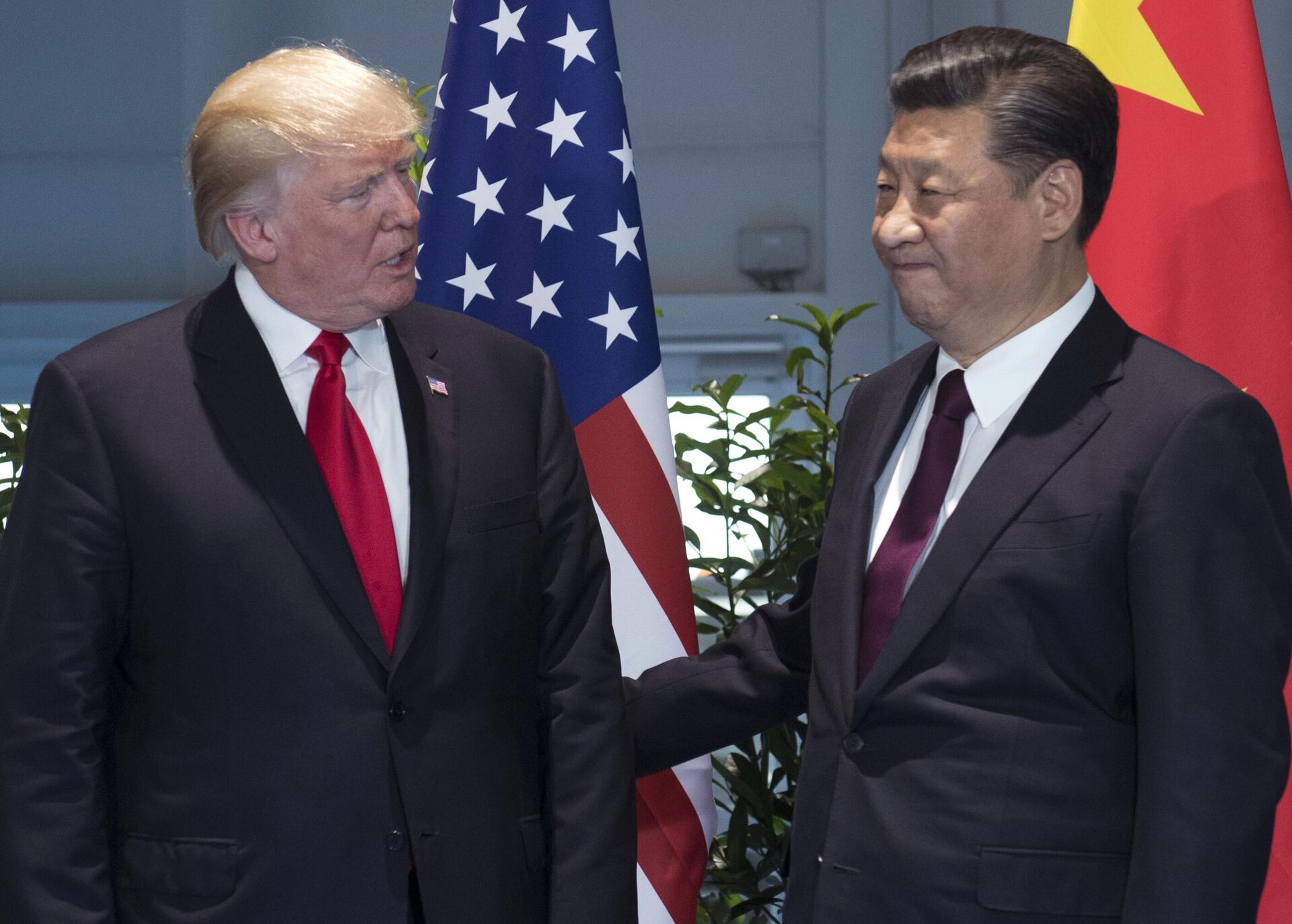 O então presidente dos EUA, Donald Trump, e o presidente chinês, Xi Jinping, chegam para uma reunião à margem da Cúpula do G20 em Hamburgo. Alemanha, 8 de julho de 2017 - Sputnik Brasil, 1920, 27.12.2024