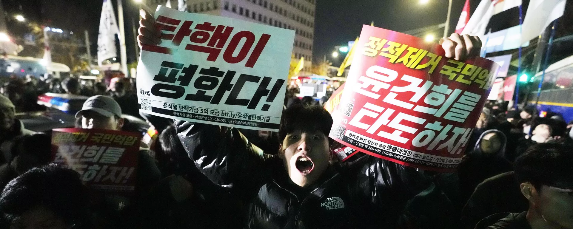 Manifestantes em frente à Assembleia Nacional em Seul exigem que o presidente sul-coreano, Yoon Suk-yeol, renuncie. Coreia do Sul, 4 de dezembro de 2024 - Sputnik Brasil, 1920, 03.12.2024