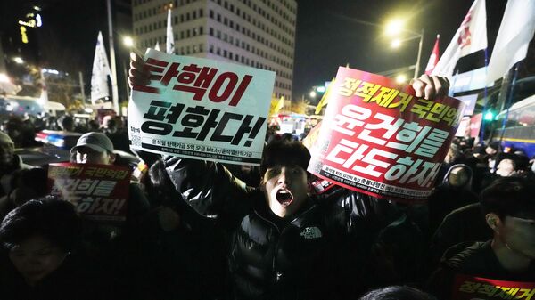 Manifestantes em frente à Assembleia Nacional em Seul exigem que o presidente sul-coreano, Yoon Suk-yeol, renuncie. Coreia do Sul, 4 de dezembro de 2024 - Sputnik Brasil