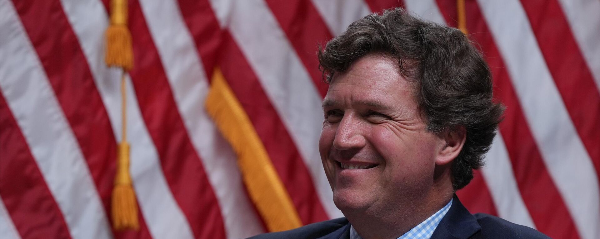 Tucker Carlson escuta o então candidato à presidência e ex-presidente Donald Trump falar durante um show da Tucker Carlson Live Tour, em Glendale, Arizona, em 31 de outubro de 2024 - Sputnik Brasil, 1920, 10.02.2025