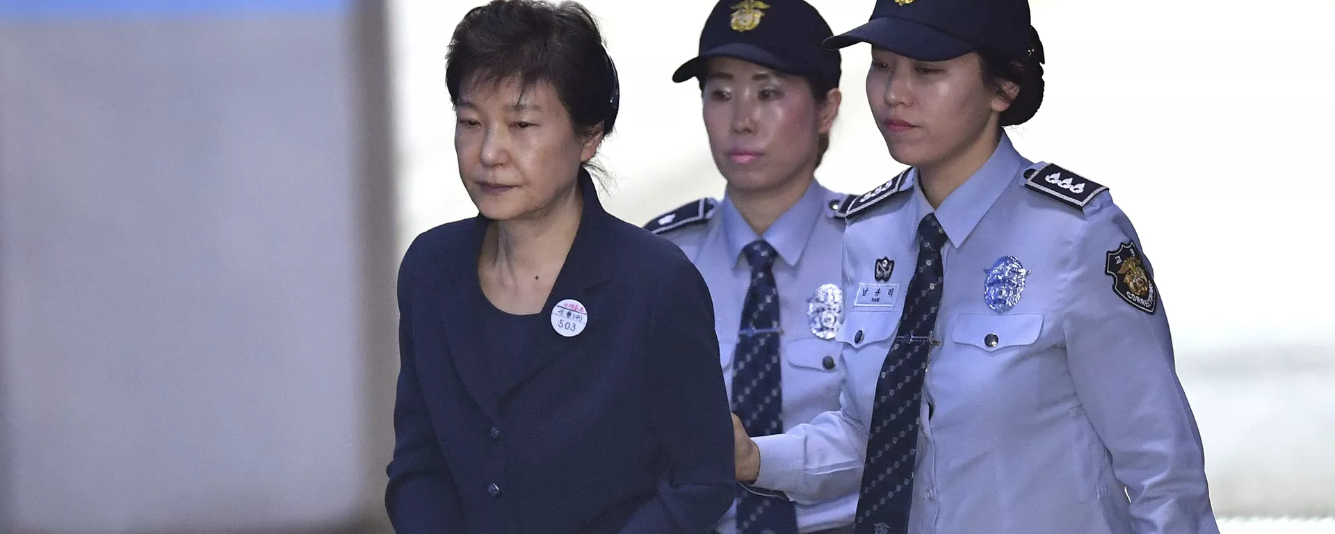 A líder deposta da Coreia do Sul, Park Geun-hye (E), chega para seu julgamento no Tribunal Distrital Central de Seul, Seul, 25 de maio de 2017 - Sputnik Brasil, 1920, 04.12.2024