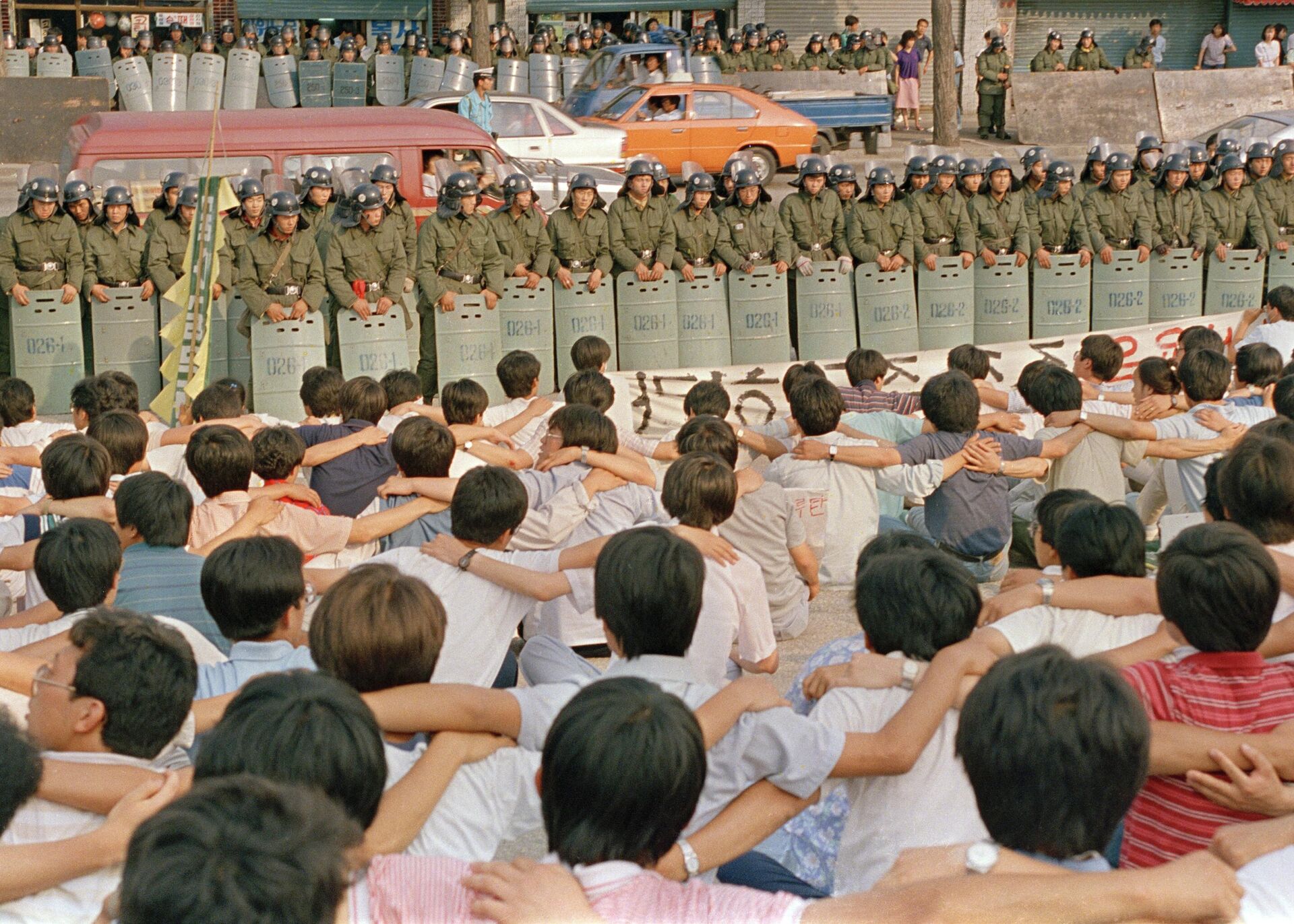 Estudantes da Universidade da Coreia em Seul são cercados pela polícia de choque durante uma manifestação antigovernamental, em 17 de junho de 1987. Manifestações por todo o país acabaram forçando a junta militar a renunciar ao poder