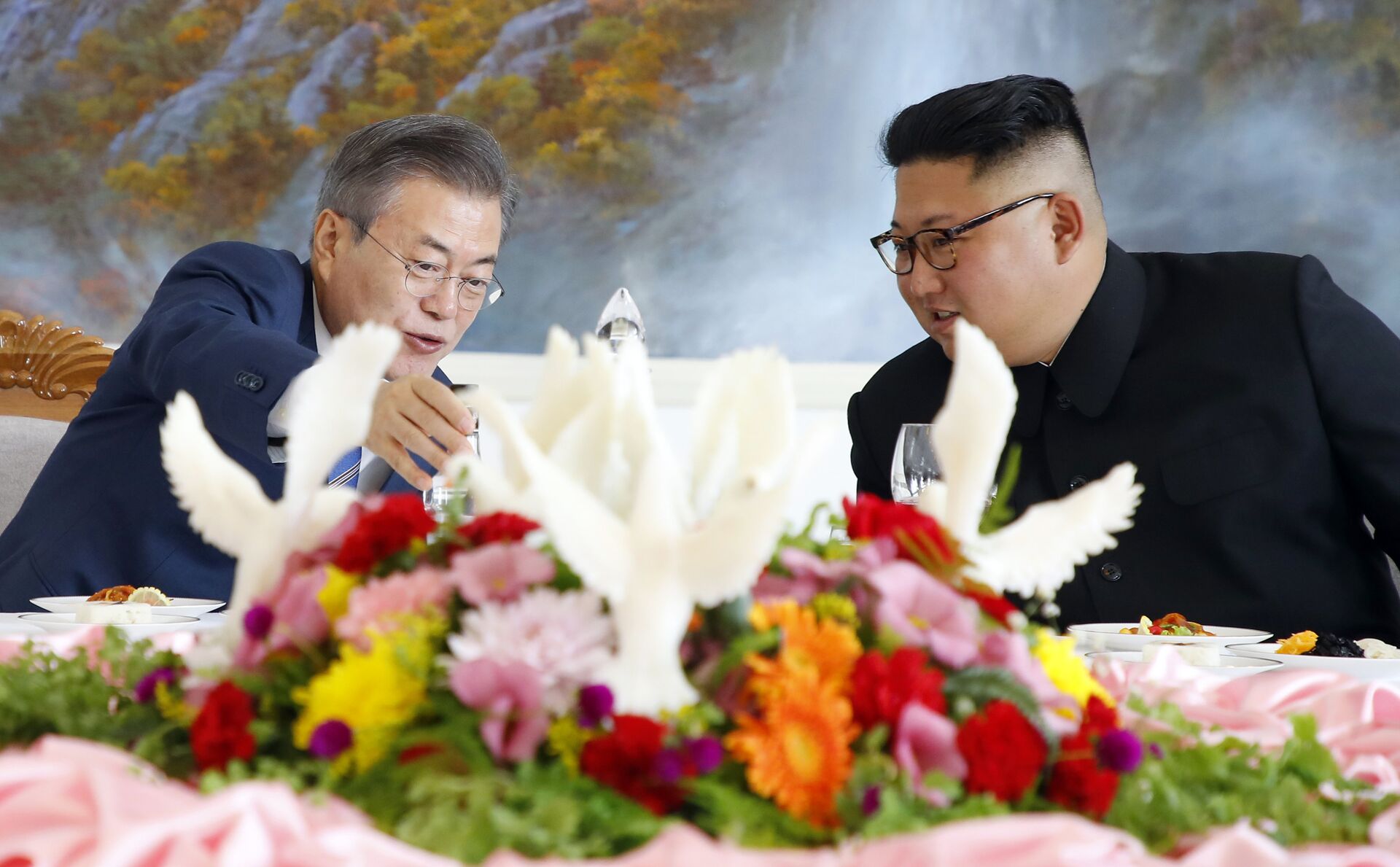 O presidente sul-coreano Moon Jae-in (E), conversa com o líder norte-coreano Kim Jong-un no restaurante Okryu-Gwan em Pyongyang, Coreia do Norte, 19 de setembro de 2018