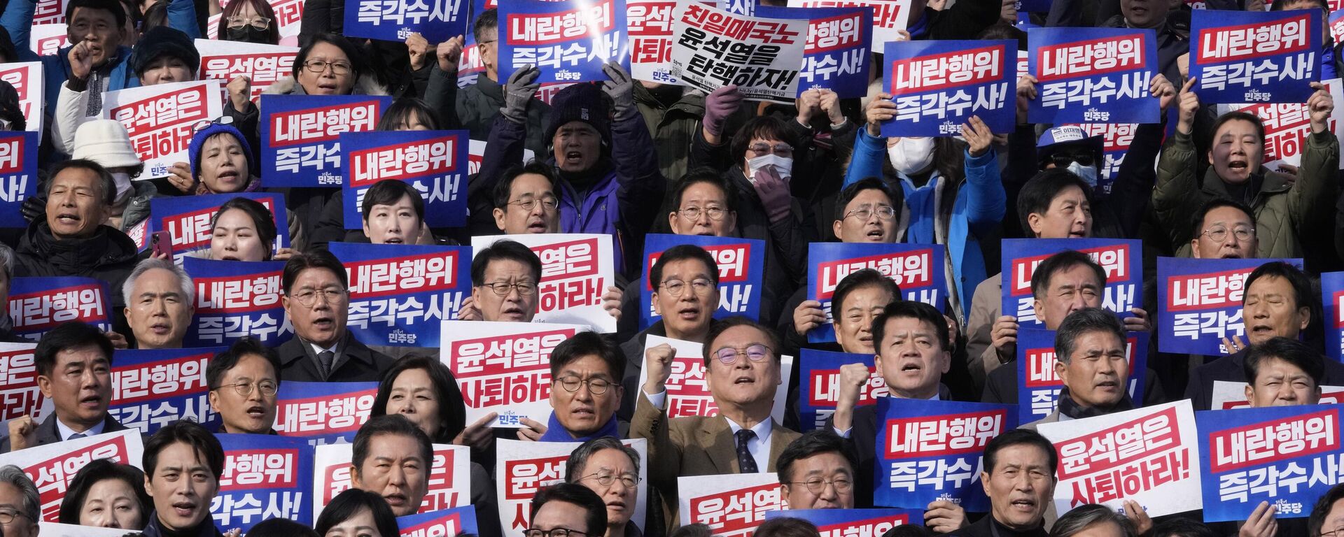 O principal líder do Partido Democrata da oposição da Coreia do Sul, Lee Jae-myung (C), grita slogans durante um comício contra o presidente Yoon Suk-yeol na Assembleia Nacional cercado de cartazes que dizem Yoon Suk-yeol deve renunciar, em Seul, Coreia do Sul, 4 de dezembro de 2024 - Sputnik Brasil, 1920, 04.12.2024