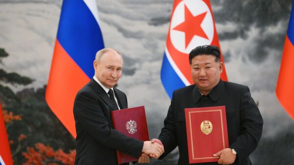 O presidente russo Vladimir Putin e o líder norte-coreano Kim Jong-un participam de uma recepção na Casa de Recepção Mongnangwan em Pyongyang, Coreia do Norte, 19 de junho de 2024 - Sputnik Brasil