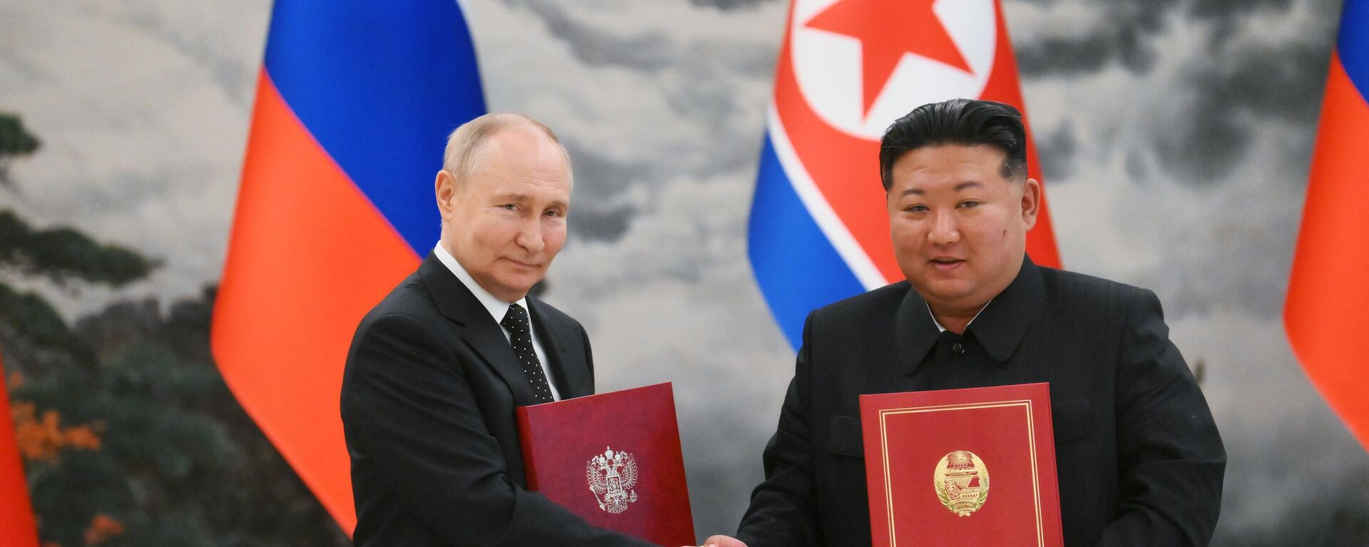 O presidente russo Vladimir Putin e o líder norte-coreano Kim Jong-un participam de uma recepção na Casa de Recepção Mongnangwan em Pyongyang, Coreia do Norte, 19 de junho de 2024 - Sputnik Brasil, 1920, 05.12.2024