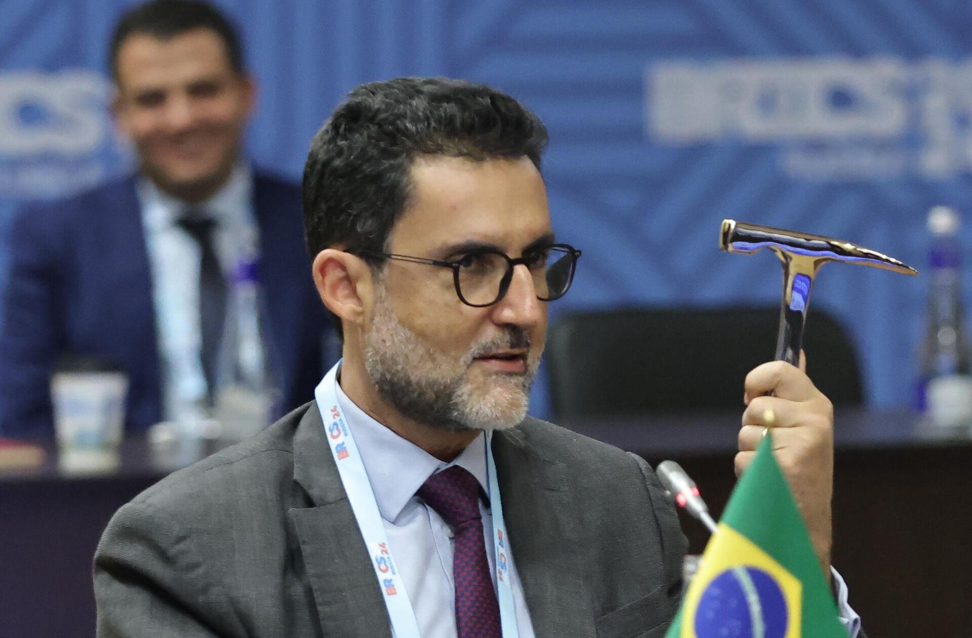 Sherpa do Brasil no BRICS, embaixador Eduardo Sabóia, com a enxada simbólica que representa a presidência do BRICS, durante reunião de sherpas e sous-sherpas em Ekaterinburgo, Rússia, em 28 de novembro de 2024 - Sputnik Brasil, 1920, 05.12.2024