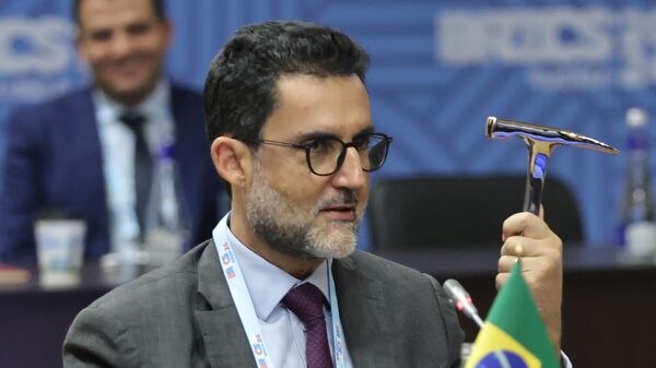 Sherpa do Brasil no BRICS, embaixador Eduardo Sabóia, com a enxada simbólica que representa a presidência do BRICS, durante reunião de sherpas e sous-sherpas em Ekaterinburgo, Rússia, em 28 de novembro de 2024 - Sputnik Brasil