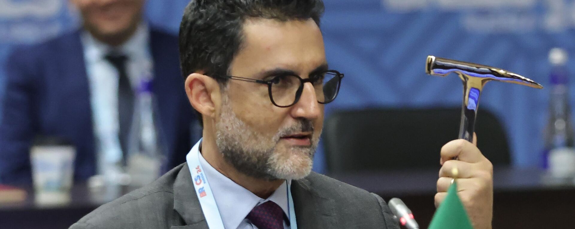 Sherpa do Brasil no BRICS, o embaixador Eduardo Saboia, com a enxada simbólica que representa a presidência do BRICS, durante reunião de sherpas e sous-sherpas em Ekaterinburgo. Rússia, 28 de novembro de 2024 - Sputnik Brasil, 1920, 10.01.2025