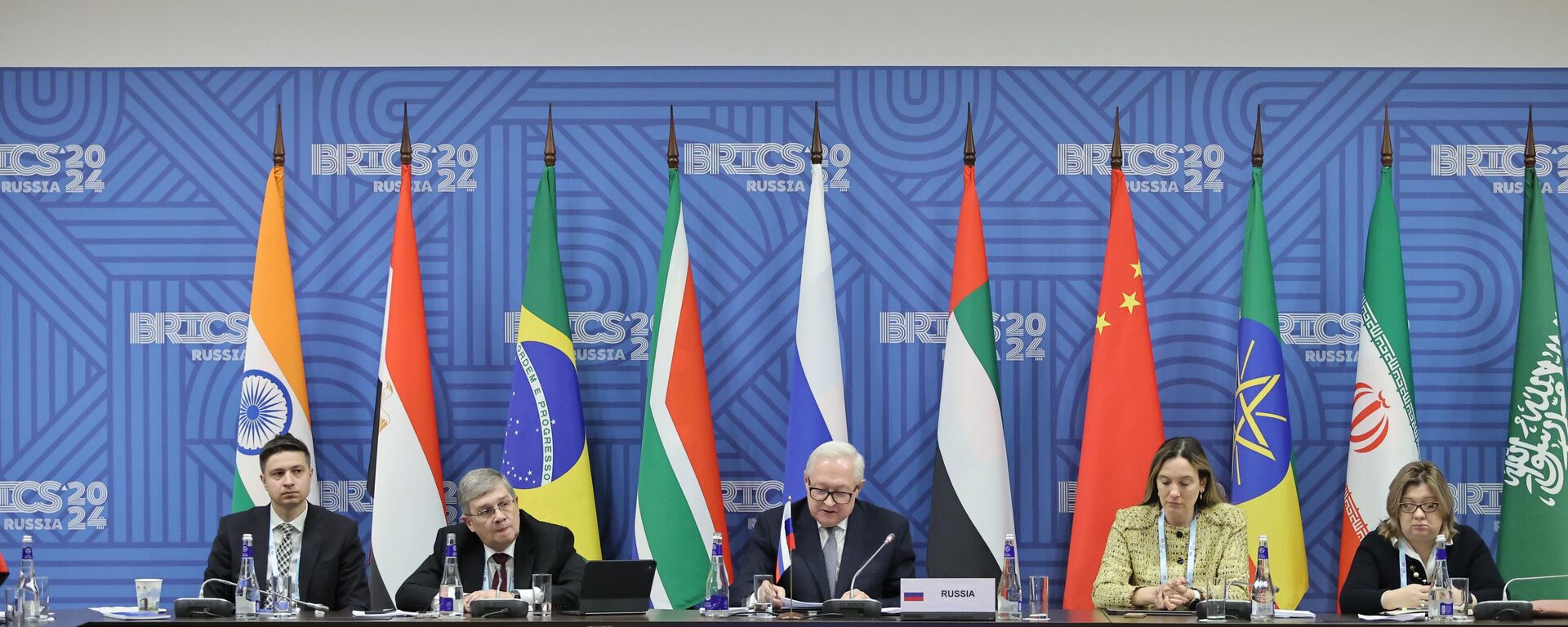 Vice-ministro das Relações Exteriores da Rússia, Sergei Rybakov, preside reunião de sherpas e sous-sherpas do BRICS em Ekaterimburgo. Rússia, 28 de novembro de 2024 - Sputnik Brasil, 1920, 26.12.2024