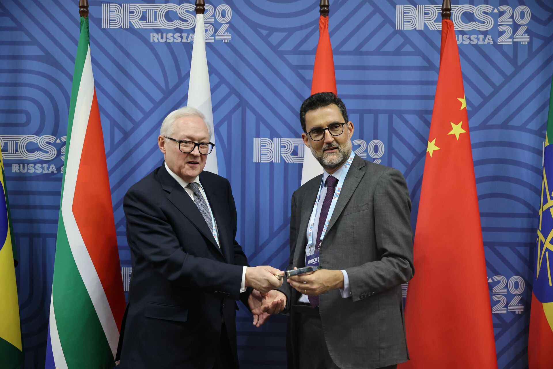 Sherpa do Brasil nos BRICS, embaixador Eduardo Sabóia, recebe enxada que simboliza a presidência do bloco do vice-ministro das Relações Exteriores e sherpa da Rússia, Sergei Rybakov, durante reunião em Ekaterimburgo, Rússia, 28 de novembro de 2024 - Sputnik Brasil, 1920, 31.01.2025