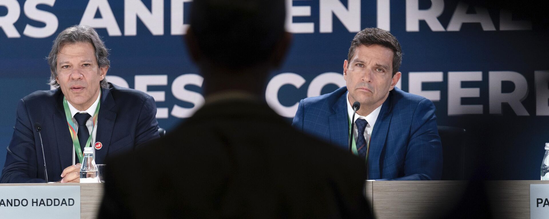 O ministro da Fazenda do Brasil, Fernando Haddad, à esquerda, e o governador do Banco Central, Roberto Campos Neto, falam durante uma coletiva de imprensa do G20 nas Reuniões Anuais do Banco Mundial e FMI em Washington, celebradas na mesma semana da Reunião de Chefes de Estado dos BRICS em Kazan, em 24 de outubro de 2024  - Sputnik Brasil, 1920, 05.12.2024