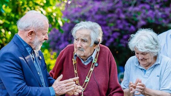 Lula entrega ao ex-presidente Pepe Mujica a medalha da Ordem do Cruzeiro do Sul. Dezembro de 2025 - Sputnik Brasil