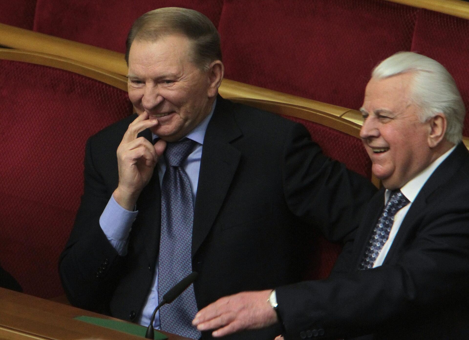 Os ex-presidentes ucranianos Leonid Kuchma (à esquerda) e Leonid Kravchuk durante reunião do parlamento ucraniano, em Kiev, Ucrânia, em 28 de janeiro de 2014 (foto de arquivo) - Sputnik Brasil, 1920, 06.12.2024