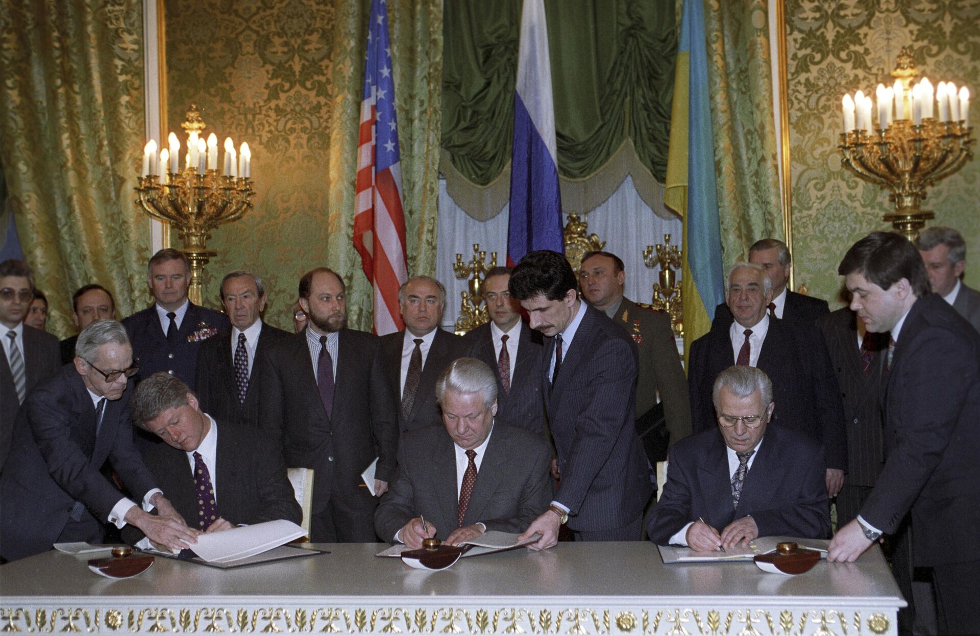 Da esquerda para a direita, sentados: o então presidente dos Estados Unidos, Bill Clinton; o então presidente da Rússia, Boris Yeltsin; e o então presidente da Ucrânia, Leonid Kravchuk, durante a cerimônia de assinatura do tratado sobre a retirada de armas nucleares do território ucraniano, em Moscou, Rússia, em 13 de janeiro de 1994 (foto de arquivo) - Sputnik Brasil, 1920, 06.12.2024