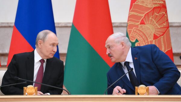 O presidente russo Vladimir Putin e o presidente belarusso Aleksandr Lukashenko na cerimônia de assinatura de documentos após a reunião do Conselho Supremo do Estado da União dedicada ao 25º aniversário do Tratado sobre o Estabelecimento do Estado da União. - Sputnik Brasil