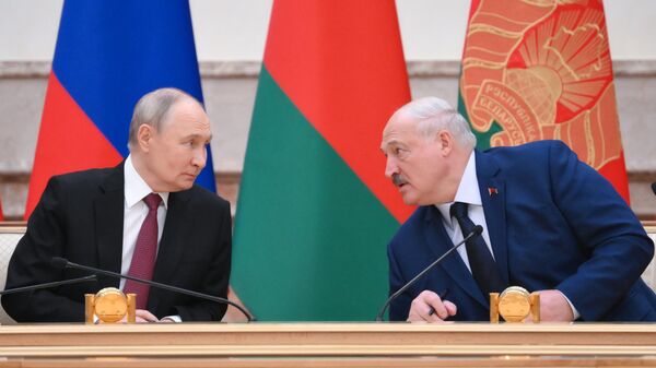 O presidente russo Vladimir Putin e o presidente belarusso Aleksandr Lukashenko na cerimônia de assinatura de documentos após a reunião do Conselho Supremo do Estado da União dedicada ao 25º aniversário do Tratado sobre o Estabelecimento do Estado da União. O presidente russo Vladimir Putin e o presidente belarusso Aleksandr Lukashenko na cerimônia de assinatura de documentos após a reunião do Conselho Supremo do Estado da União dedicada ao 25º aniversário do Tratado sobre o Estabelecimento do Estado da União. - Sputnik Brasil