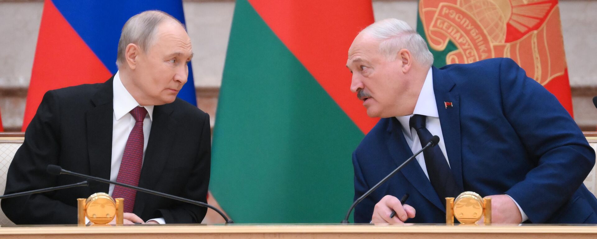 O presidente russo Vladimir Putin e o presidente belarusso Aleksandr Lukashenko na cerimônia de assinatura de documentos após a reunião do Conselho Supremo do Estado da União dedicada ao 25º aniversário do Tratado sobre o Estabelecimento do Estado da União. - Sputnik Brasil, 1920, 08.08.2025