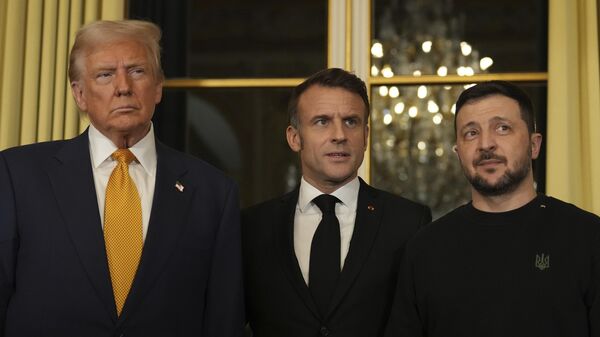 O presidente da França, Emmanuel Macron, ao centro, ao lado do presidente americano eleito Donald Trump, à esquerda, e do presidente da Ucrânia, Vladimir Zelensky, no Palácio do Eliseu, 7 de dezembro de 2024, em Paris. - Sputnik Brasil