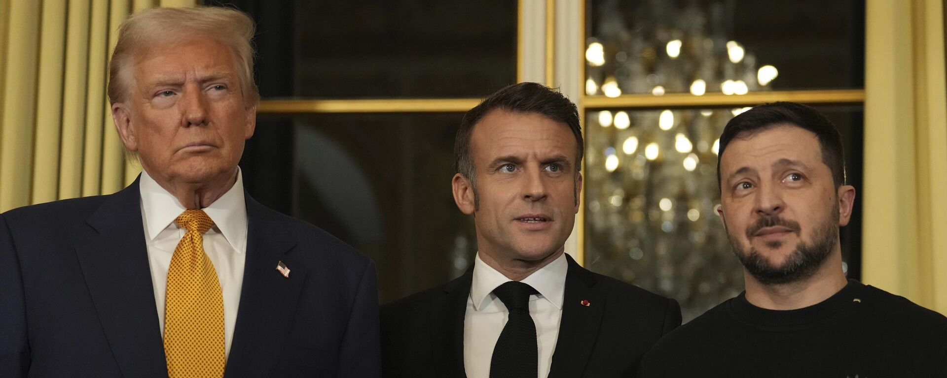 O presidente da França, Emmanuel Macron, ao centro, ao lado do presidente americano eleito Donald Trump, à esquerda, e do presidente da Ucrânia, Vladimir Zelensky, no Palácio do Eliseu, 7 de dezembro de 2024, em Paris. - Sputnik Brasil, 1920, 08.12.2024