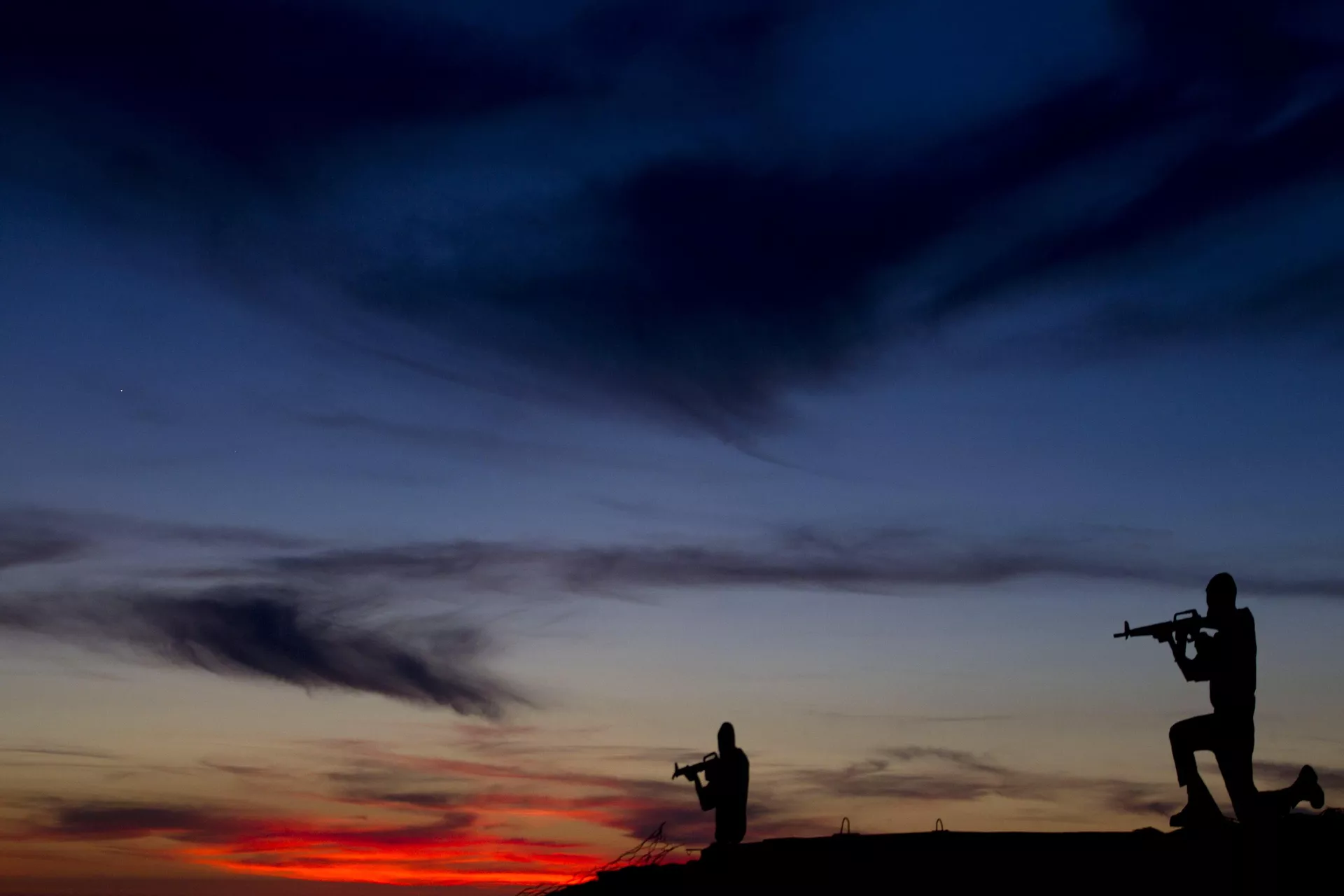 Cartazes de metal no formato de soldados israelenses em um antigo bunker durante o pôr do sol em um ponto de observação no Monte Bental, nas Colinas de Golã controladas por Israel, com vista para a fronteira com a Síria, 22 de maio de 2013 - Sputnik Brasil, 1920, 09.12.2024